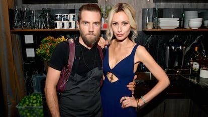 Camilla Al Fayed (derecha) con Marcel Vigneron en una fiesta de concepto vegano en Los Ángeles , California, en julio de 2018.