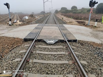 Un paso a nivel ferroviario, renovado por ADIF, en una imagen facilitada por la empresa pública.