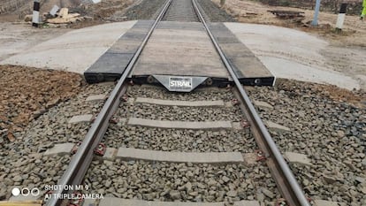 Un paso a nivel ferroviario, renovado por ADIF, en una imagen facilitada por la empresa pública.