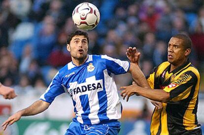 Tristán intenta controlar el balón ante el marcaje de Álvaro, central del Zaragoza.