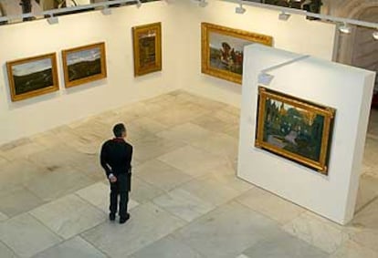 Una imagen de la sala de exposiciones de San Nicolás, con <i>Jardines de Monforte</i> (1919), de Santiago Rusiñol en primer término.