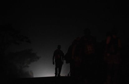 Migrantes hondureños, reanudan su marcha desde San Pedro Tapanatepec a Santiago Niltepec, en el estado de Oaxaca (México).