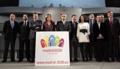 La alcaldesa de Madrid, Ana Botella, y el presidente del COE y de la candidatura de Madrid 2020, Alejandro Blanco, entre otros, posan junto al logotipo de la candidatura olímpica. EFE/Archivo