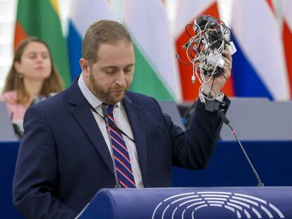 Alex Agius Saliba, miembro del Parlamento Europeo, con multitud de cargadores en la sesión de Estrasburgo.