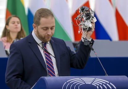 Alex Agius Saliba, miembro del Parlamento Europeo, con multitud de cargadores en la sesión de Estrasburgo en la que defendio la directiva de unificación de cargadores.