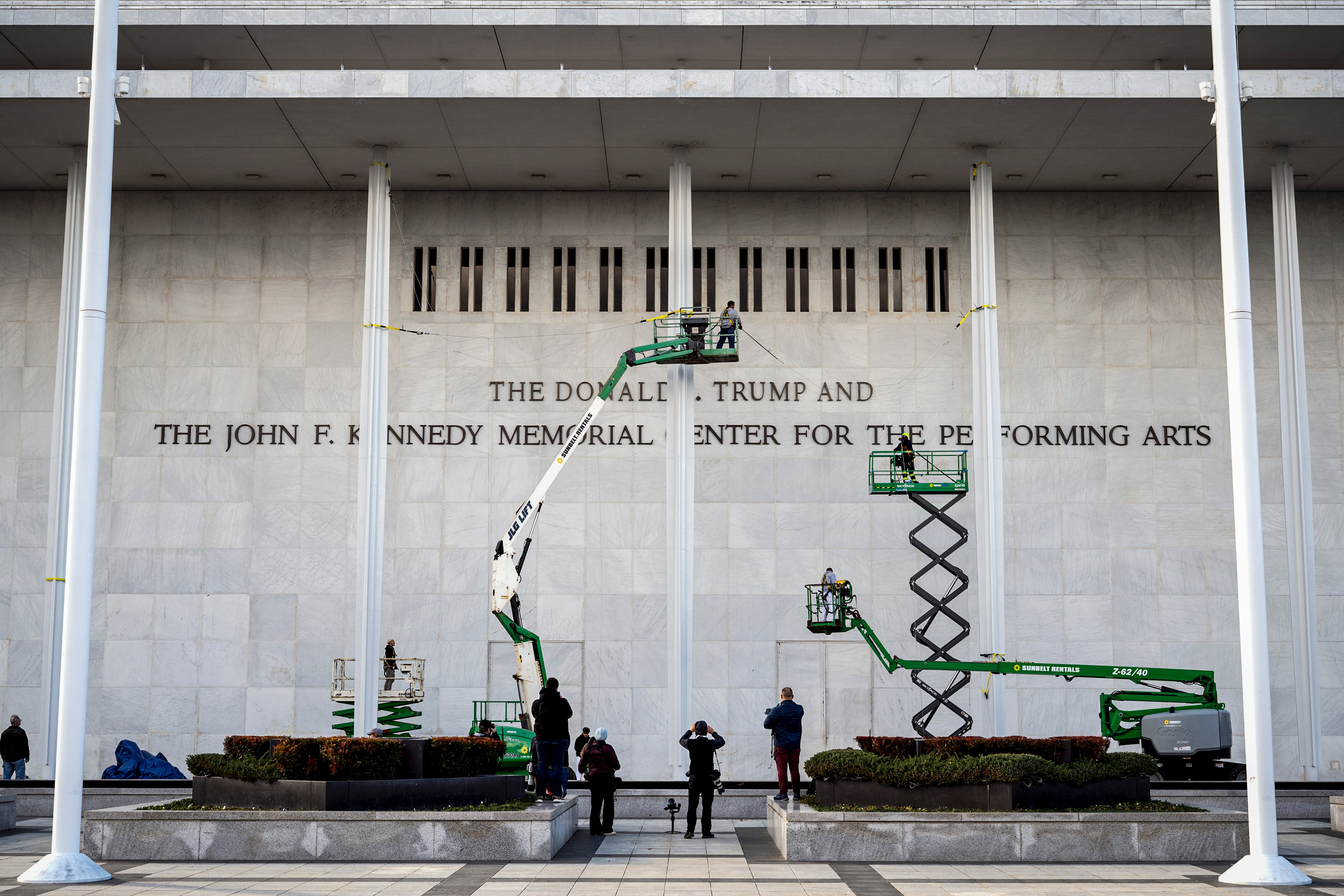 Un juez ordena retirar el nombre de Trump del Kennedy Center, el gran centro&hellip;
