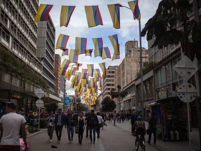 Las calles de Bogotá decoradas con banderas colombianas en honor a Simón Bolívar. 