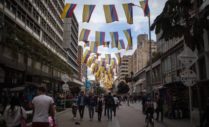 Las calles de Bogotá decoradas con banderas colombianas en honor a Simón Bolívar.
