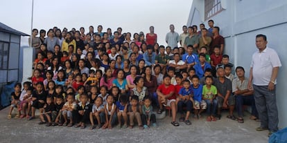 La familia de Ziona, situado en el extremo derecho de la fotografía, posa con toda su familia en su casa de Baktawng, localidad situada en el estado de Mizoram, en el noroeste de la India.