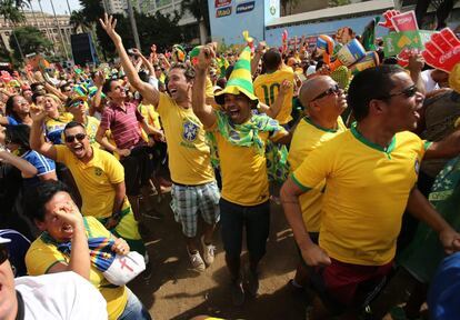 Torcedores brasileiros comemoram o gol do Brasil contra o Chile na FIFA Fan Fest em São Paulo.