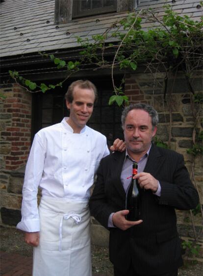 Dan Barber (izquierda) y Ferran Adrià, con la cerveza Inedit.