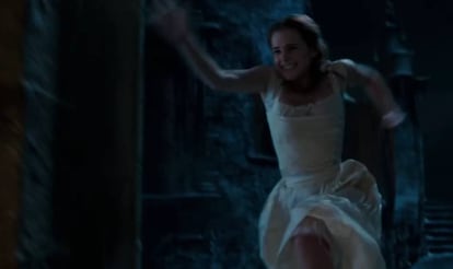 Bella correndo, em um fotograma do filme.