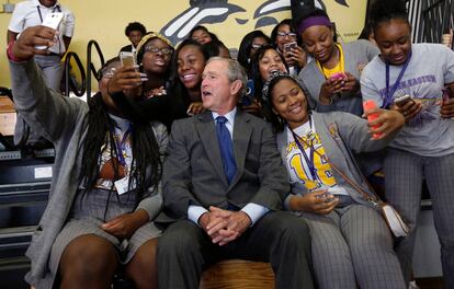 El expresidente de los Estados Unidos, George W. Bush, posa para una foto con estudiantes en un colegio de Nueva Orleans, en el Estado de Luisiana.