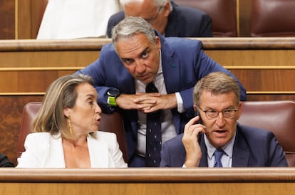 La secretaria general del Partido Popular, Cuca Gamarra, el coordinador general del PP, Elías Bendodo (centro), y el presidente del Partido Popular, Alberto Núñez Feijóo, durante la Sesión Constitutiva del Congreso, el 17 de agosto, en Madrid.