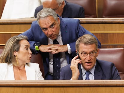 La secretaria general del Partido Popular, Cuca Gamarra, el coordinador general del PP, Elías Bendodo (centro), y el presidente del Partido Popular, Alberto Núñez Feijóo, durante la Sesión Constitutiva del Congreso, el 17 de agosto, en Madrid.