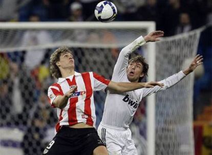 Llorente y heinze saltan en busca de la pelota.