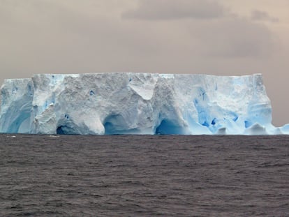 Los icebergs desgajados de la Antártida, como este en el mar del Scotia, cuentan el pasado del hielo.