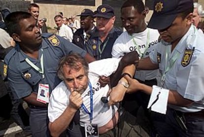 La policía desaloja a miembros de Greenpeace que protestaban a las puertas de la Cumbre de Johanesburgo.