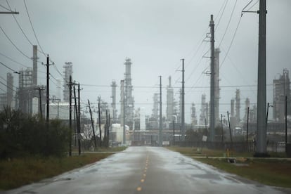 Una refiner&iacute;a de Corpus Christi (Texas), poco antes de la llegada de la tormenta Harvey.