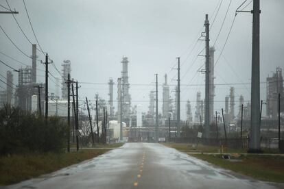 Una refinería de Corpus Christi (Texas), poco antes de la llegada de la tormenta Harvey.