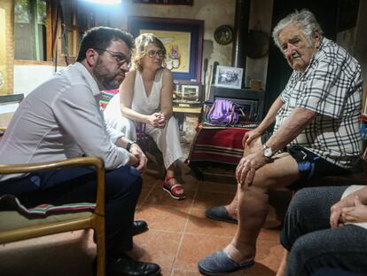 El presidente catalán, Pere Aragonès (i) y la consejera de Acción Exterior, Meritxell Serret, durante su visita, el pasado jueves al expresidente uruguayo José Mujica.