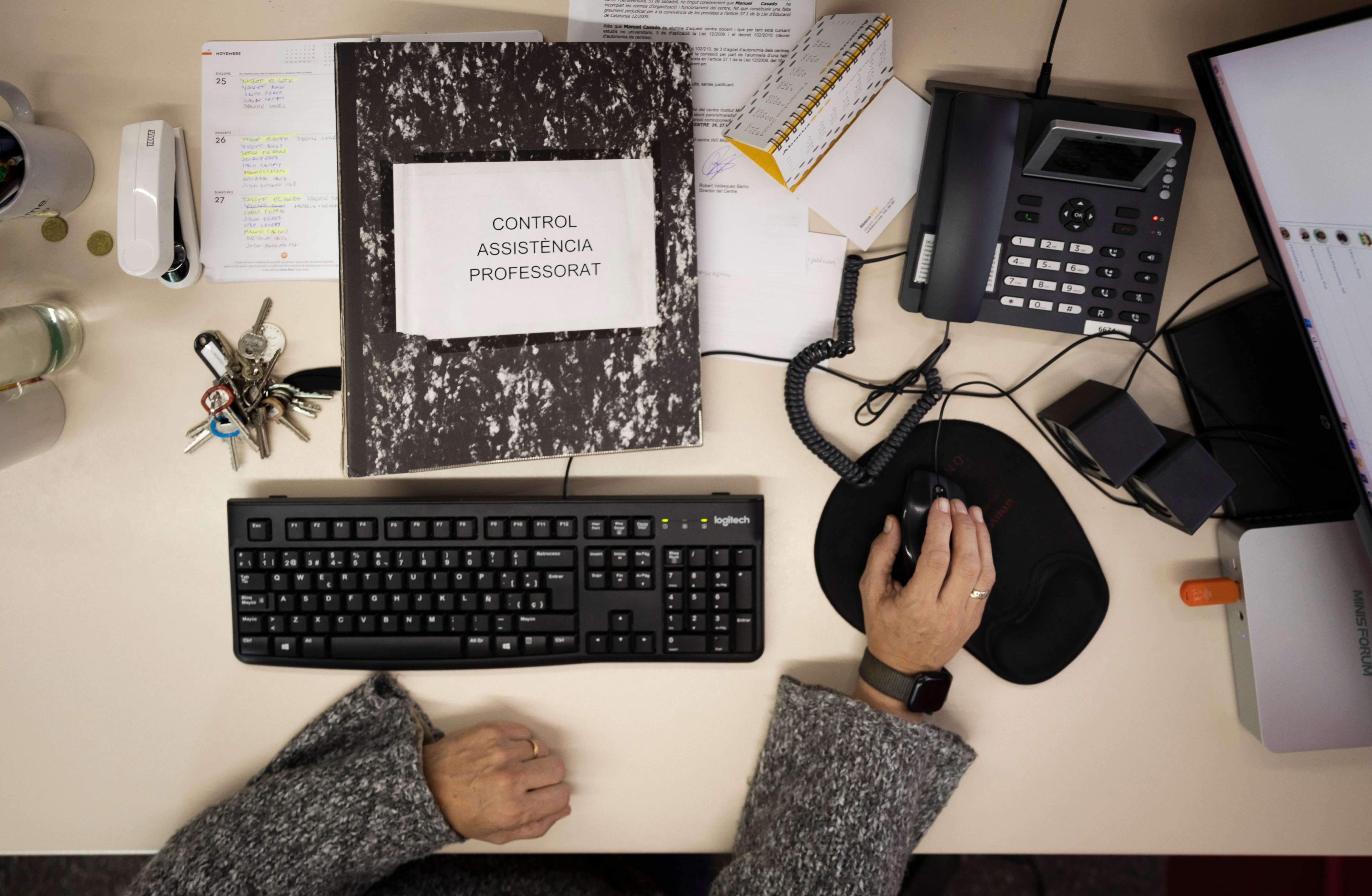 Una docente de un instituto de Sabadell realizando tareas administrativas, en una imagen de archivo.