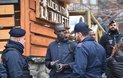 Agentes de policía italianos y franceses solicitan documentación a un inmigrante en la frontera entre Italia y Francia, en Claviere (Italia), el 22 de octubre de 2018.