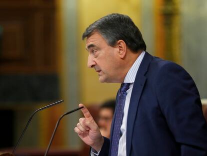 Aitor Esteban, portavoz del PNV, durante su intervención en la moción de censura este martes.