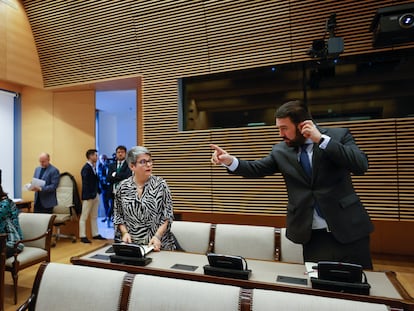 El diputado de EH Bildu Jon Iñarritu (a la derecha) conversa con la diputada de ERC María Carvalho Dantas (en el centro), este martes, en la comisión de Interior del Congreso.