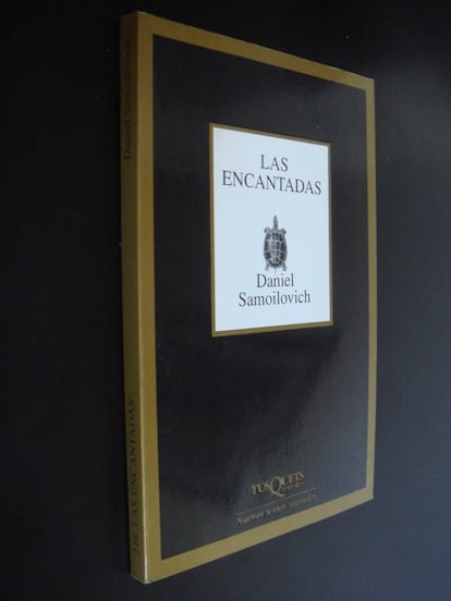 Convengamos en que un poemario que incluye como sujeto poético a las tortugas de las Islas Galápagos se acerca a lo insólito. Su autor, el poeta argentino Daniel Samoilovich, recorre las islas ecuatorianas con Charles Darwin en la memoria, pues el naturalista inglés también las visitó en 1835 en busca de algo nada irrelevante: el origen común de todas las formas vivientes. En varios momentos de Las Encantadas Samoilovich se convierte en ventrílocuo y otorga voz –a menudo en dialecto quelonio– a estas criaturas pausadas que siguen resultándonos inquietantes.
