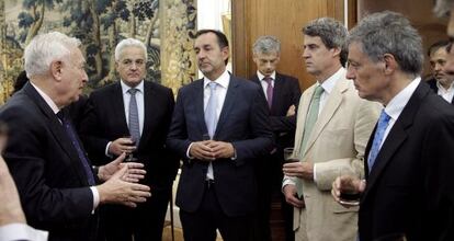 Garc&iacute;a-Margallo conversa con los futuros ministros del pr&oacute;ximo Gobierno argentino del liberal Mauricio Macri.