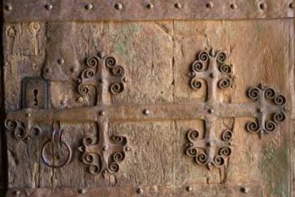 Detalle de la iglesia románica de Ahedo del Butrón (Burgos).