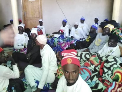 Supervivientes de la patera que naufragó el miércoles en Mauritania.