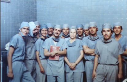 Estudiantes de medicina durante su internado en San Juan de Dios, en 1980.