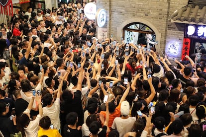 Un grupo de fans sigue la retransmisión en directo a través de Douyin del grupo Modern Brothers, en la ciudad de Dandong, en 2018.