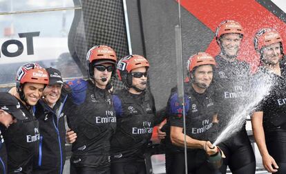 Los tripulantes del Emirates Team New Zealand celebran la victoria.