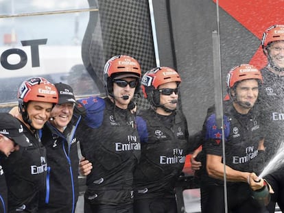 Los tripulantes del Emirates Team New Zealand celebran la victoria.