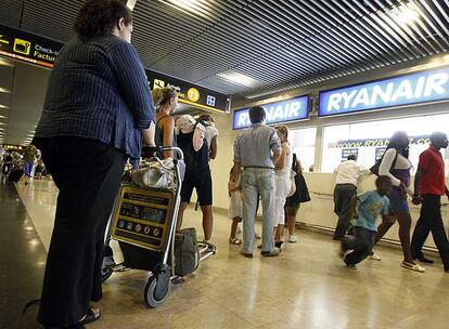 Pasajeros, ante la oficina de Ryanair del aeropuerto de Madrid-Barajas.