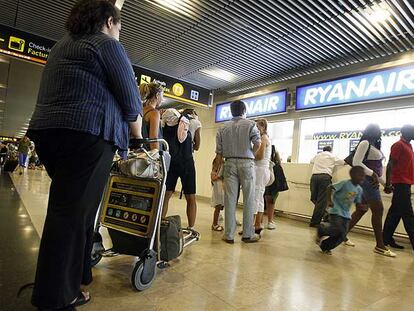Pasajeros, ante la oficina de Ryanair del aeropuerto de Madrid-Barajas.
