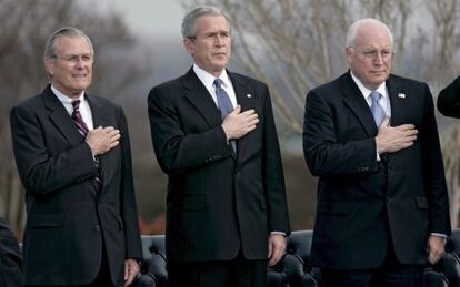 El exsecretario de Defensa de Estados Unidos Donald Rumsfeld (izda.), el presidente George W. Bush (c.), y el vicepresidente Dick Cheney, en una imagen de 2006.