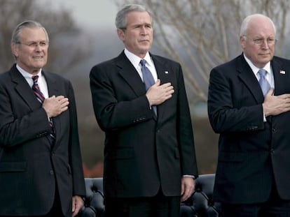 El exsecretario de Defensa de Estados Unidos Donald Rumsfeld (izda.), el presidente George W. Bush (c.), y el vicepresidente Dick Cheney, en una imagen de 2006.