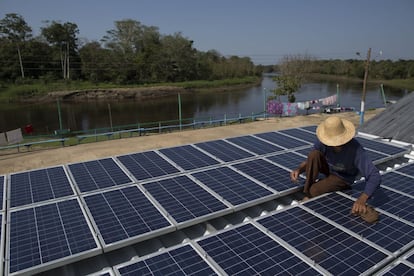 Os painéis solares são utilizados para gerar eletricidade utilizada por congeladores que produzem gelo, um projeto apoiado pelo Google.