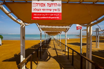 Una playa de Ein Bokek cerrada por la falta de turistas.