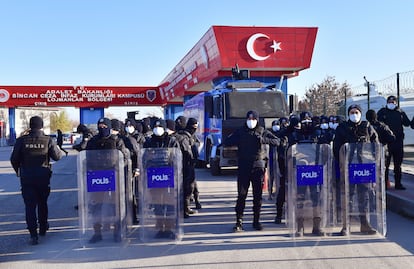 La policía turca hace guardia en la entrada de los juzgados en Sincan (cerca de Ankara), el 26 de noviembre de 2020.