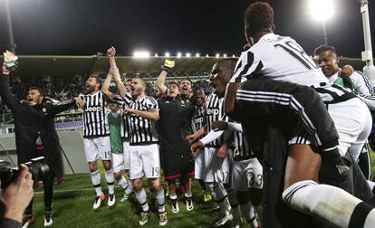 Los jugadores de la Juve celebran la victoria (1-2) en el campo de la Fiorentina.