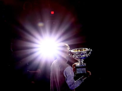 Sinner posa con el trofeo de campeón en Melbourne Park.