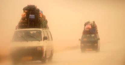 Una tormenta de arena y agua dificultaba el tránsito hacia la frontera con Egipto de los ciudadanos que intentan salir hacia el país vecino por la carretera desde Tobruk a primera hora de la mañana.