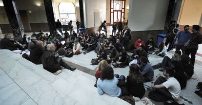 Reunión de estudiantes en el rectorado de la Universitat de València.