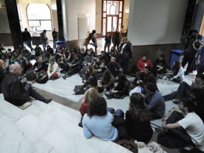 Reunión de estudiantes en el rectorado de la Universitat de València.