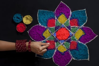 El rangoli, también conocido como kolam o chowkpurna, es un adorno ritual que se realiza en muchos hogares de India, una suerte de mantra silencioso empleado durante los grandes festivales hinduistas, como homenaje a la deidad y también como un gesto cotidiano y doméstico, una obra efímera y decorativa para atraer energías positivas a la vivienda. Realizado habitualmente por mujeres, el rangoli puede ser también un gesto de bienvenida o una forma de meditación. En su diseño se emplean granos de arroz coloreado, arena, cúrcuma (una especia de color amarillo), grava, pétalos de flores y pigmentos como el sindoor (bermellón en polvo) que forman patrones simbólicos o geométricos que varían según la región, la familia (algunos se transmiten de generación en generación) o el estado de ánimo. / Isidoro Merino